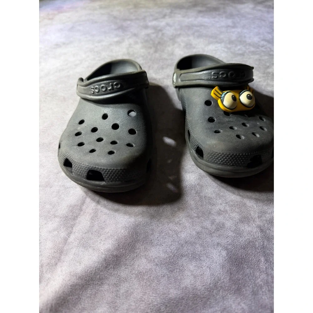 Crocs Classic Clog Charcoal Grey Slip On Shoes with Fish Charm Mens 6 Womens 8